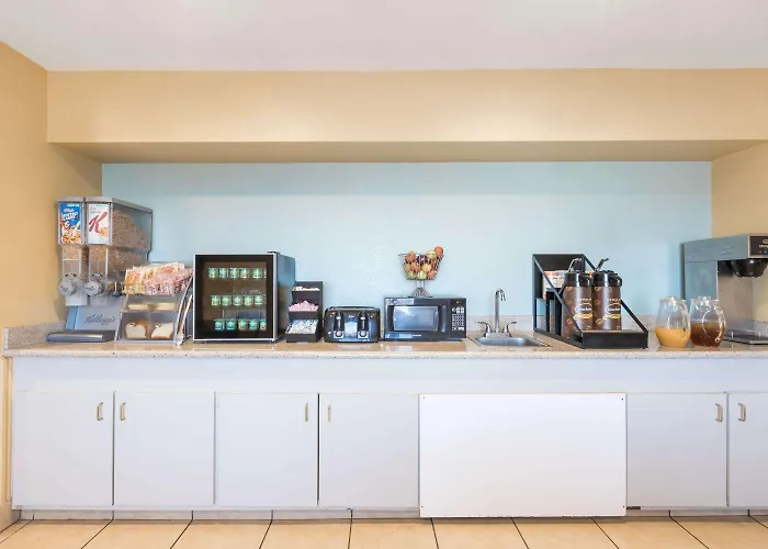 Super 8 By Wyndham Midland