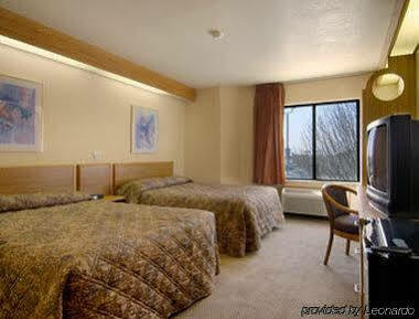 Super 8 By Wyndham Midland