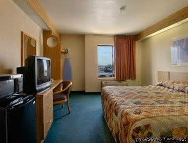 Super 8 By Wyndham Motel Midland